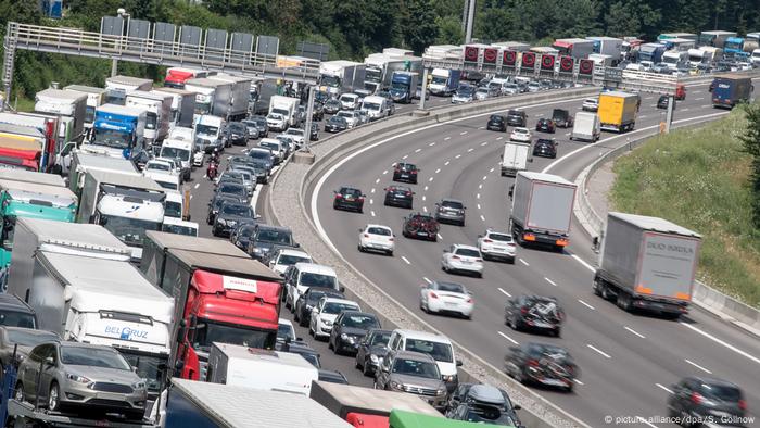 Symbolbild | Autobahn (picture-alliance/dpa/S. Gollnow)