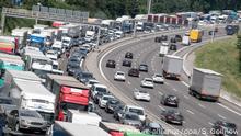 ILLUSTRATION - 12.07.2018, Baden-Württemberg, Stuttgart: Autos stehen auf der Autobahn 8 in einem Stau. An fünf neuen Stellen soll auf Autobahnen in Baden-Württemberg im Jahr 2019 zusätzlich gebaut werden. (zu dpa «An fünf Autobahnbaustellen wird 2019 Tag und Nacht gearbeitet» vom 29.12.2018) Foto: Sebastian Gollnow/dpa +++ dpa-Bildfunk +++ | Verwendung weltweit