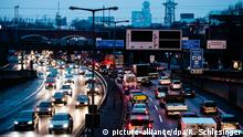 Autos stauen sich am 06.12.2016 auf der Berliner Stadtautobahn A100. Foto: picture alliance / Robert Schlesinger | Verwendung weltweit