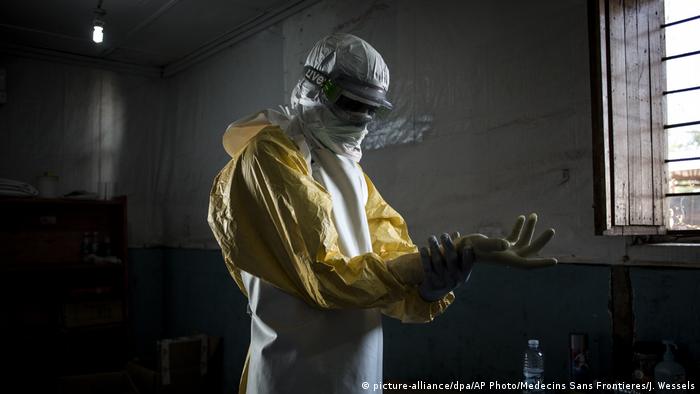 A health worker puts on protective equipment in Bunia treatment center, DRC (picture-alliance/dpa/AP Photo/Medecins Sans Frontieres/J. Wessels)