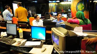 Journalists gather in the newsroom of Geo Television in Karachi: traditional media in Pakistan still lack investments in digital journalism (photo: Getty Images /Asif Hassan)
