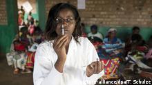 In einer Gesundheitsstation in Rukogo, einem Dorf in der Naehe der Stadt Kayanza im Norden von Burundi, werden Babys gegen Tuberkulose geimpft, aufgenommen am 23.09.2013. Foto: Tom Schulze | Verwendung weltweit