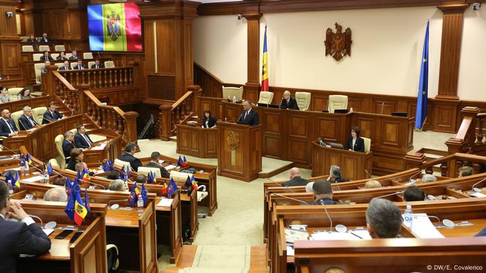 Президент Молдови Ігор Додон виступає перед парламентом країни