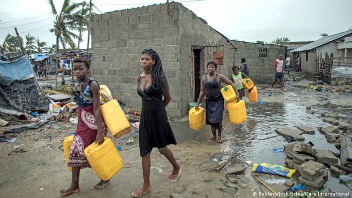 População à procura de água potável na Beira 