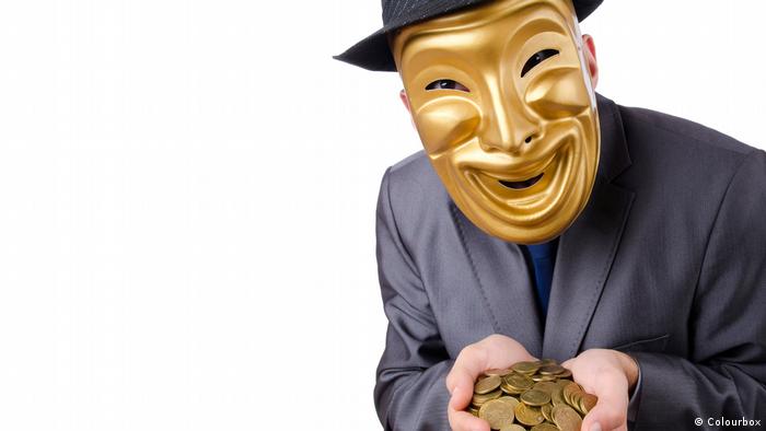 Mann mit Maske und Geldmünzen (Colourbox)