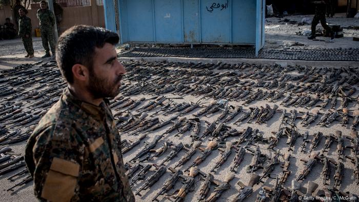 Syrien Al Mayadin SDF Kämpfer mit beschlagnahmten Waffen des IS