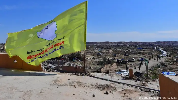 Syrien SDF Flagge in Baghouz (Getty Images/AFP/G. Cacace)