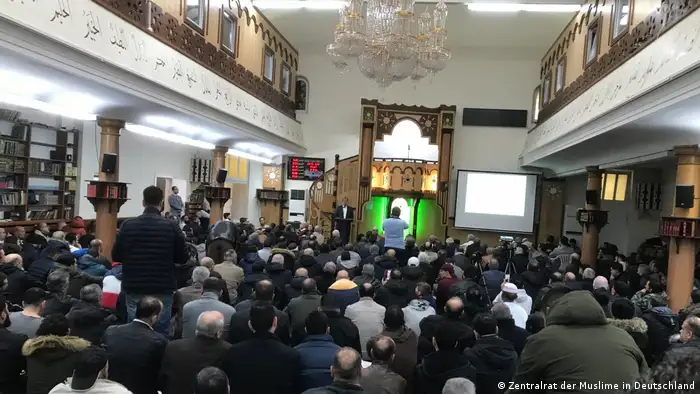Deutschland Berlin | Freitagsgebet in der Dar-Al Salam Moschee (Zentralrat der Muslime in Deutschland
)