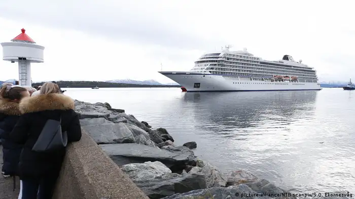 Norwegen Molde Kreuzfahrtschiff Viking Sky läuft in Hafen ein (picture-alliance/NTB scanpix/S.O. Ekornesvåg)