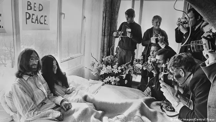 Lennon e Ono posam para fotógrafos em seu famoso Bed-in pós matrimonial