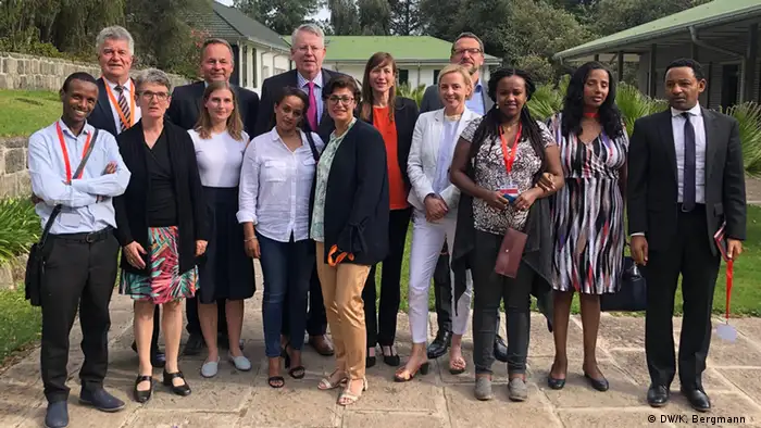 Äthiopien Teilnehmer der Round-Table-Diskussion mit der DW-Delegation in der deutschen Botschaft in Addis Abeba