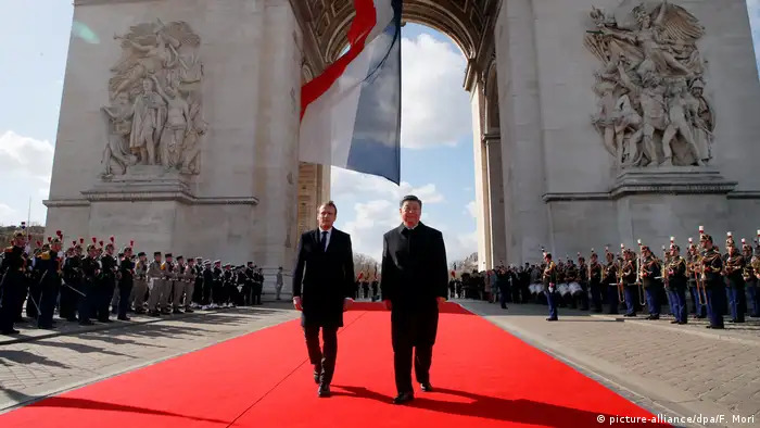 Chinese President Xi Jinping and French President Emmanuel Macron at the Arc de Triomphe in Paris