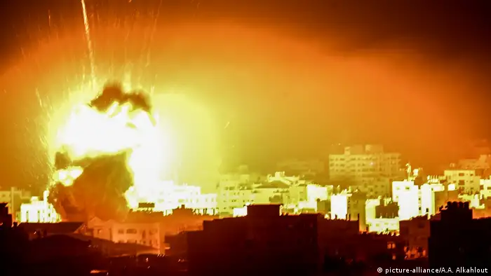 Palästina | Israelischer Luftangriff auf Gaza Stadt (picture-alliance/A.A. Alkahlout)