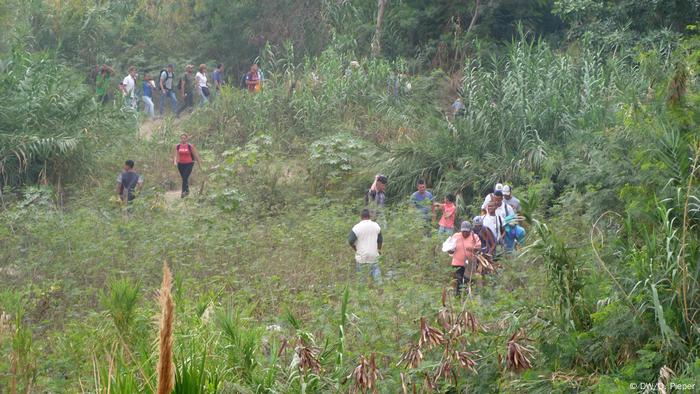 Venezolanos de camino a Colombia.