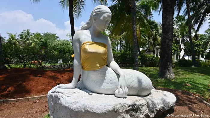 Indonesien Statue einer Meerjungfrau mit goldenen Röhrenoberseiten