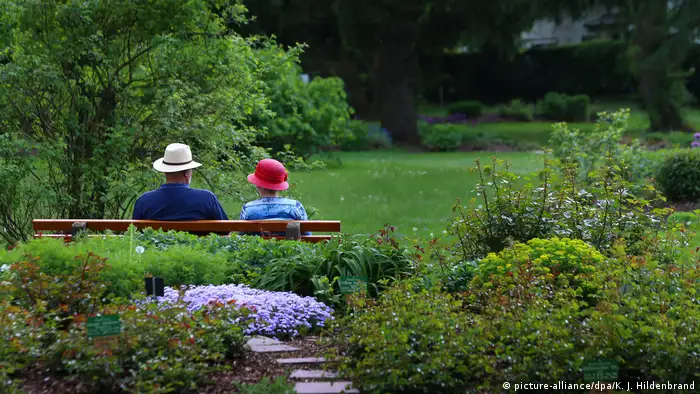 Paar sitzt auf einer Bank im Park (picture-alliance/dpa/K. J. Hildenbrand)