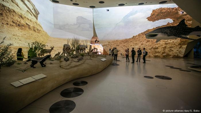 Blick in einen Ausstellungsraum, der die Wüste nachbildet (picture-alliance/dpa/S. Babu)