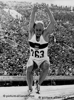 Willi Holdorf beim Weitsprung bei den Olympischen Spielen von Tokio 1964