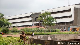 Campusgebäude Ile-Ife mit vorkragenden BalkonenHKW: Pressefotos bauhaus imaginista