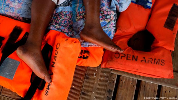 Symbolbild: Flüchtlinge werden aus Tanker gerettet (Getty Images/AFP/P. Barrena)