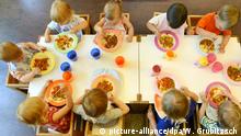 ARCHIV - Kinder sitzen am 24.07.2013 in einer Kindertageseinrichtung in Leipzig beim Mittagessen. Foto: Waltraud Grubitzsch (Zu dpa Studie: Speiseplan für Kita-Kinder nicht ausgewogen) +++(c) dpa - Bildfunk+++ | Verwendung weltweit