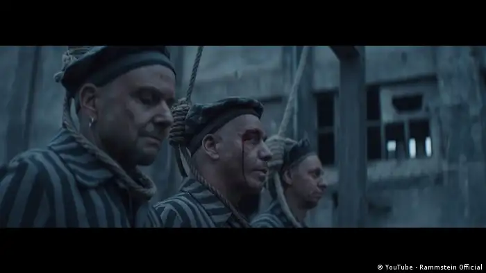 W wideo muzycy Rammstein występują jako więźniowie obozowi przed egzekucją