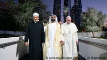 HANDOUT - 04.02.2019, Vereinigte Arabische Emirate, Abu Dhabi: Dieses von Ministry of Presidential Affairs zur Verfügung gestellte Bild zeigt Scheich Ahmed al-Tajjib (l-r), Großimam der Al-Azhar-Universität in Kairo, Scheich Muhammad bin Raschid Al Maktum, Emir von Dubai und Premierminister der Vereinigten Arabischen Emirate, und Papst Franziskus auf dem Weg zu einer gemeinsamen Veranstaltung. Der Papst ist auf dem ersten päpstlichen Besuch auf der Arabischen Halbinsel. Foto: Mohamed Al Hammadi/Ministry of Presidential Affairs/dpa - ACHTUNG: Nur zur redaktionellen Verwendung und nur mit vollständiger Nennung des vorstehenden Credits +++ dpa-Bildfunk +++ | Verwendung weltweit