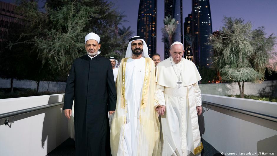 Početak 2019: Papa Franja (desno) tokom posete Ujedinjenim Arapskim Emiratima sa premijerom te zemlje (u sredini) i velikim muftijom Univerziteta Al-Azhar u Kairu
