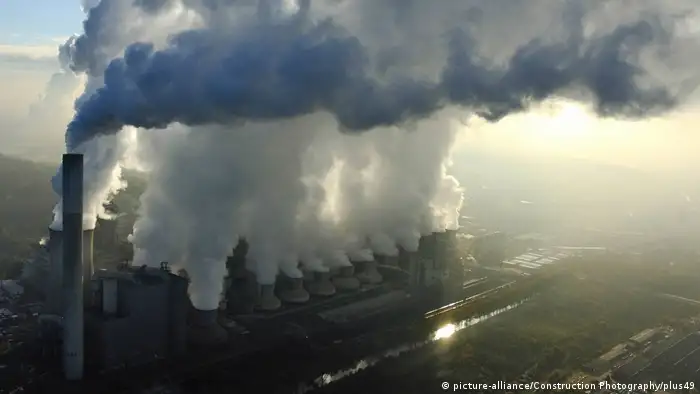 Riesige Abgaswolken entweichen aus einem Kohlekraftwerk in Deutschland in den Himmel 