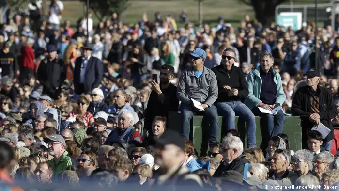 Crowd in the Christchurch park (picture-alliance/AP/M. Baker)