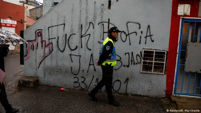 Portugal Lissabon Kapverdische Kultur im Stadtviertel Cova da Moura | Polizist (Reuters/R. Marchante)