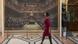 No es pura coincidencia que la obra de Banksy "Parlamento Devuelto" vuelva a exhibirse en el Museo de Bristol. No es pura coincidencia que la obra de Banksy "Parlamento Devuelto" vuelva a exhibirse en el Museo de Bristol.