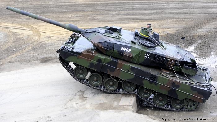 Kampfpanzer Leopard 2
Der Wehrbeauftrage des Bundestags, Hans-Peter Bartels, schrieb in seinem Ende Januar vorgestellten Jahresbericht: Von einer materiellen Vollausstattung ist die Truppe weit entfernt. In allen Bereichen mangelt es an Material. Auch beim Kampfpanzer Leopard 2 herrscht seit Jahren Mangel. Nur ein geringer Teil ist einsatzfähig.