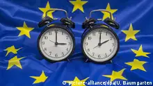 GERMANY, BONN - OCTOBER 26: Symbol photo on the subject time change summer and winter time. Alarm clocks with the clock pointers to 3 o'clock (L) and 2 o'clock on a European flag. | Keine Weitergabe an Wiederverkäufer.