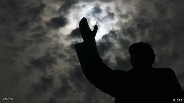 The solar eclipse is seen above a sculpture of Mao Zedong in Wuhan in central China's Hubei province 22 July 2009. EPA/ZHANG ZHI +++(c) dpa - Report+++