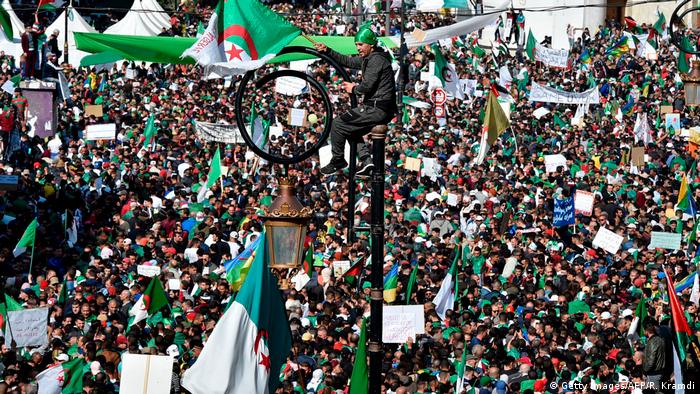 Algerien, Algier: Demonstranten fordern Rücktritt von Präsident Abdelaziz Bouteflika