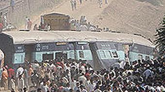 Local people gather at the site of the accident where an express train rammed into the back of another train near India's northern city of Mathura, Uttar Pradesh, 21 October 2009. According to the police, at least 21 passengers were killed in the collision that occurred at about 5:30 am (0000 GMT) when the Goa Express crashed into the stationary Mewar Express outside Mathura station, located some 140 kilometres south of New Delhi. EPA/HARISH TYAGI +++(c) dpa - Bildfunk+++