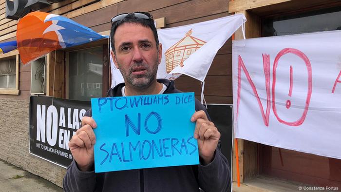 Plakate - Demonstration gegen Lachsfarmen in Beagle-Kanal, Patagonien