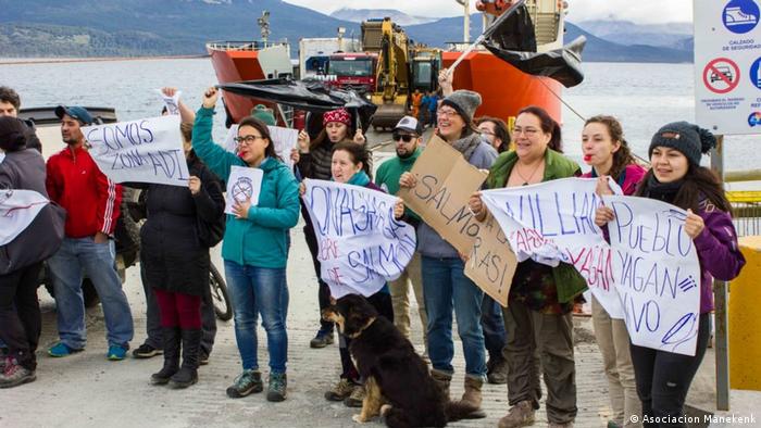 Patagonien Demonstration in Ushuaia gegen Lachsfarmen in Beagle-Kanal