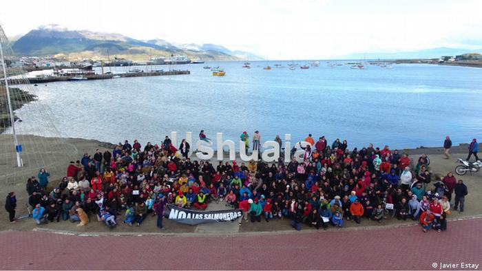 Patagonien Demonstration gegen Lachsfarmen in Beagle-Kanal.