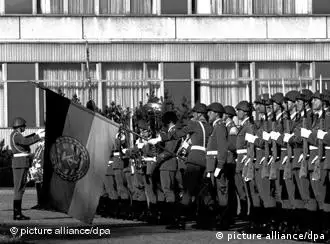 Geschaffen 1956: die Nationale Volksarmee (NVA) der DDR (hier am 20.7.1990)