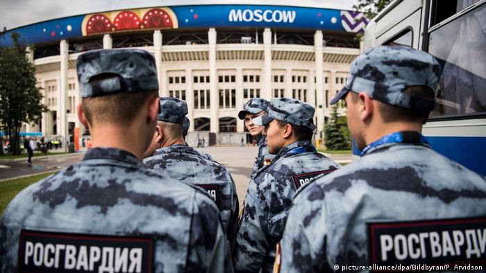 Бойцы Росгвардии в камуфляжной форме и стадион Лужники в Москве