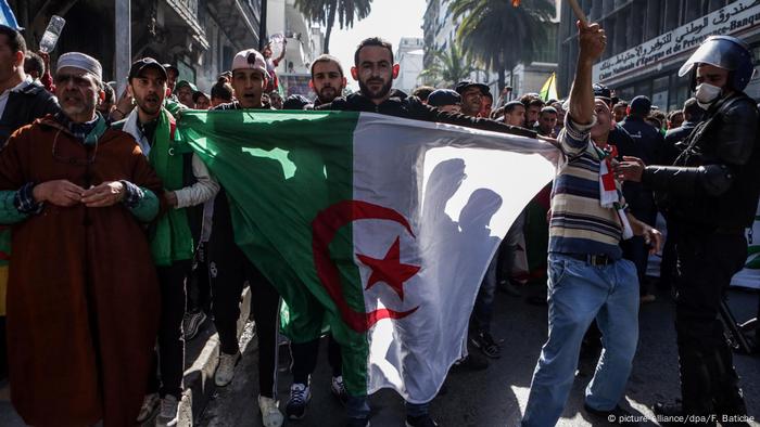 Algerien, Algier: Proteste gegen Algeriens Staatschef (picture-alliance/dpa/F. Batiche)