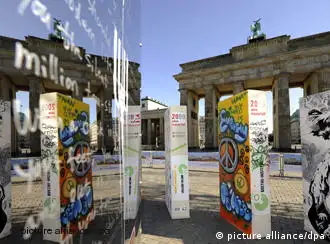 纪念柏林墙倒塌20年：艺术家在布兰登堡门前搭起象征柏林墙的巨大多米诺骨牌