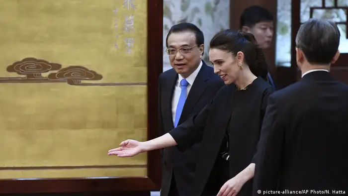 China Jacinda Ardern und Li Keqiang (picture-alliance/AP Photo/N. Hatta)