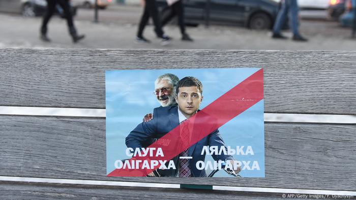 El hombre detrás de Zelenski: el millonario Ihor Kolomoyskyi y el presidente en una pancarta.