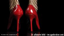 Frau mit roten Schuhen (ullstein bild - Imagebroker.net)