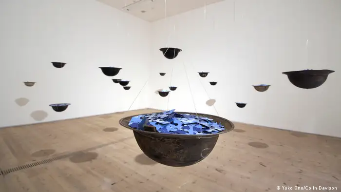Tigelas flutuantes em instalação de Yoko Ono no Museu de Artes Plásticas de Leipzig