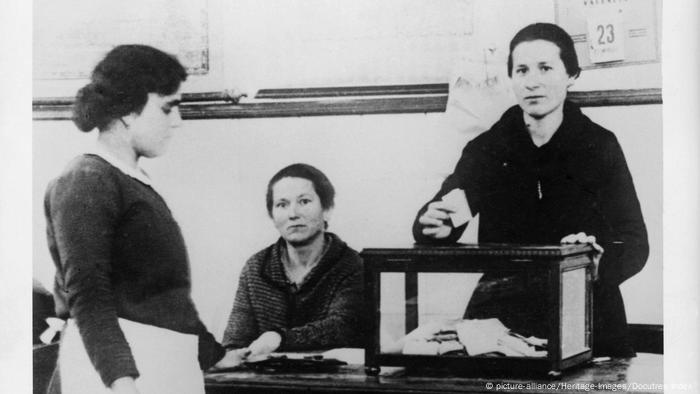 Spanien Frauen werden zum ersten Mal in wahlberechtigt (1933) (picture-alliance/Heritage-Images/Docutres-Index )