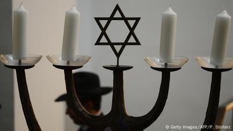 Una menorá en una sinagoga de Colonia, Alemania.